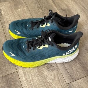 HOKA Blue and Yellow Running Shoes Arahi 6 size 11.5